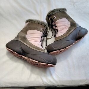 SALE Columbia Shearling Rope Tow Winter/Rain/Snow Boot   Size 6